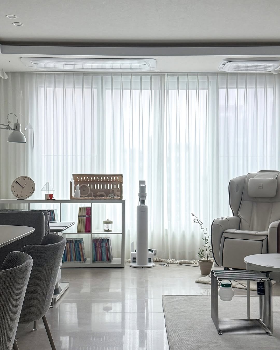 Photo shared by 혜혜홈 | 집꾸미기 • 정리수납 • 거실서재화 on October 02, 2025 tagging @airmade_official. May be an image of curtains, armchair, chaise lounge, living room, indoors and text.
