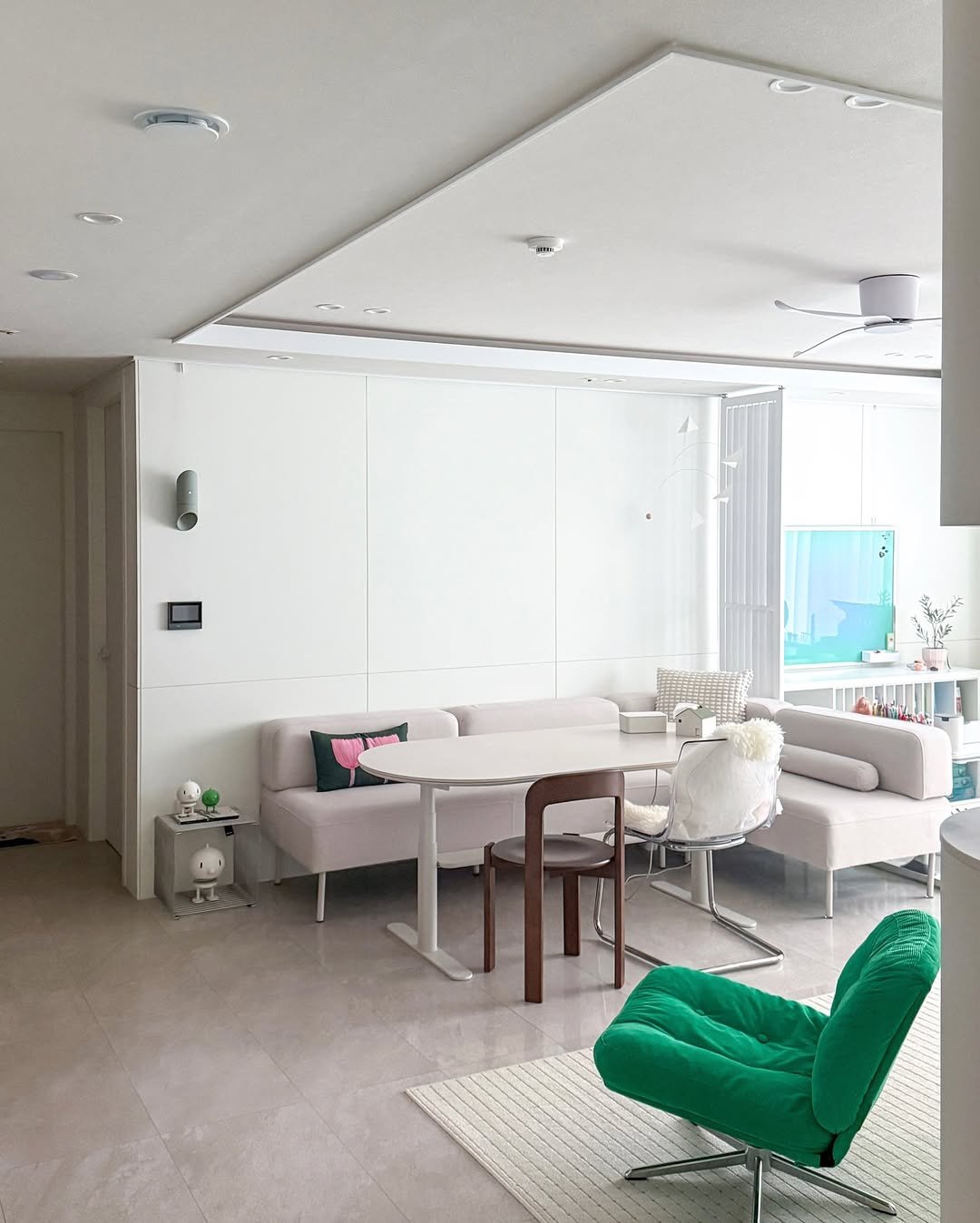 Photo by 혜혜홈 | 집꾸미기 • 정리수납 • 거실서재화 on February 13, 2026. May be an image of lighting, sofa, living room, sliding door, indoors and text.