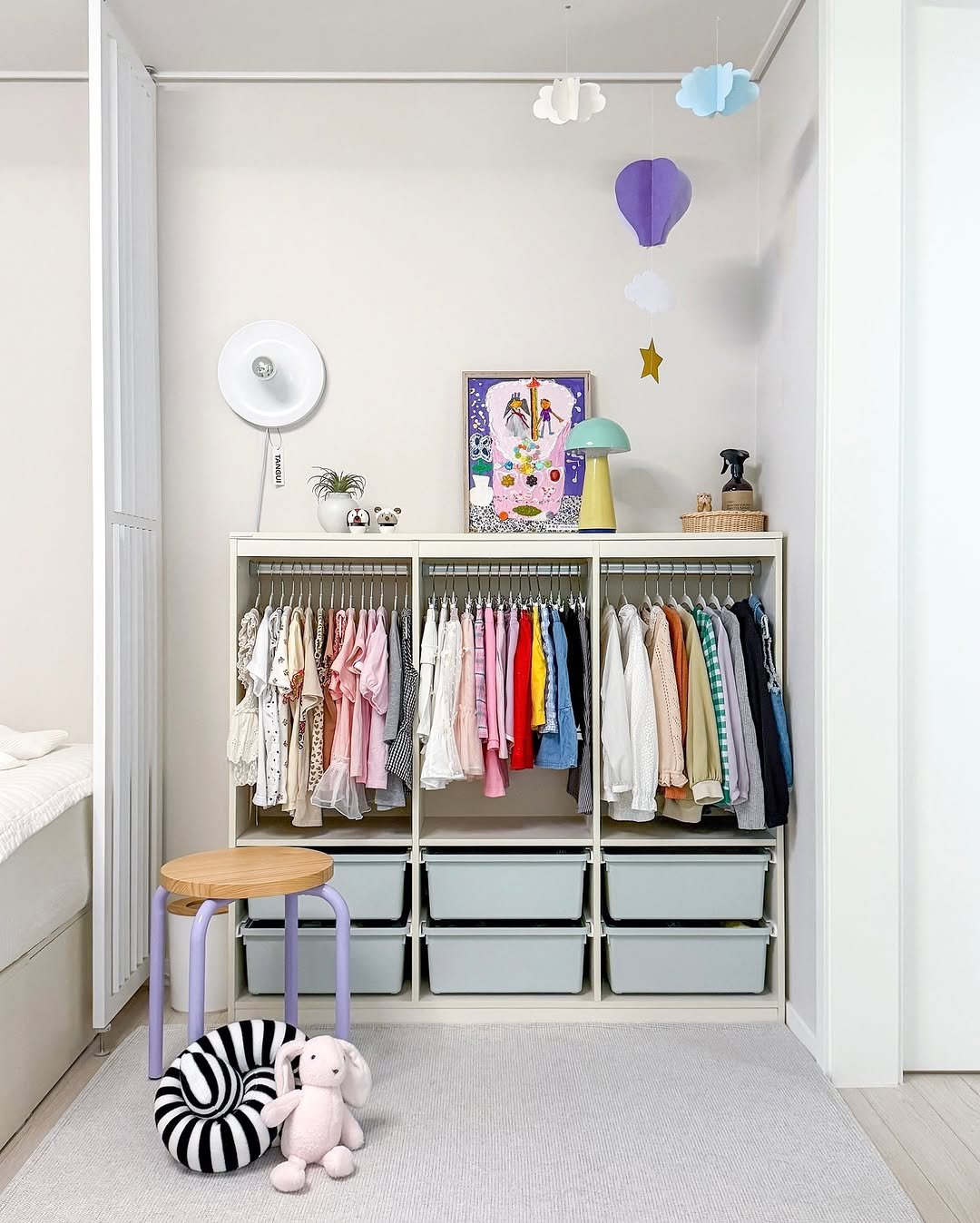 Photo shared by 혜혜홈 | 집꾸미기 • 정리수납 • 거실서재화 on September 23, 2025 tagging @hanssem_official. May be an image of clothes hanger, rack, armoire, indoors and text.