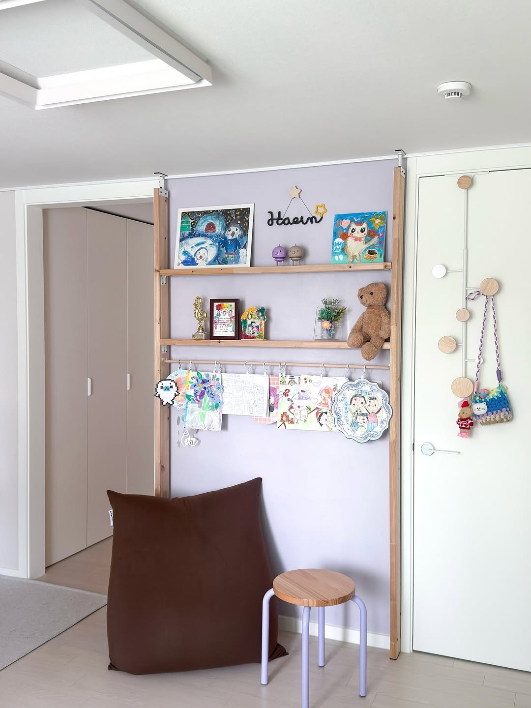 Photo shared by 혜혜홈 | 홈스타일링 • 정리수납 • 거실서재화 on March 05, 2026 tagging @moodiswork. May be an image of pegboard, cabinet, rack, shelf, indoors and text.