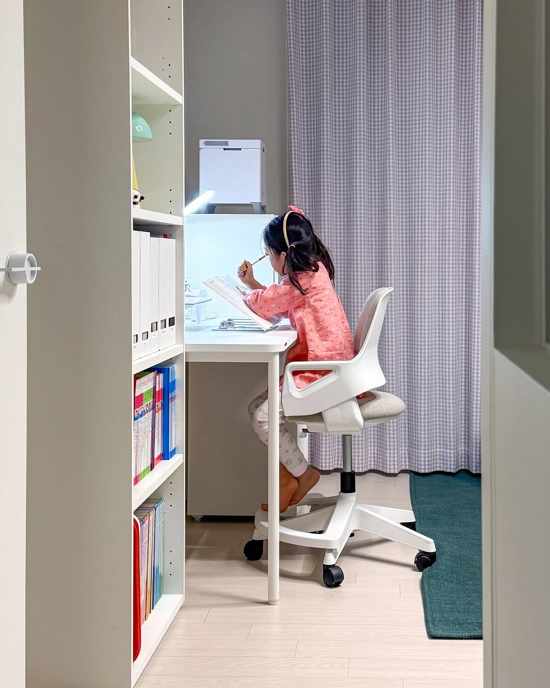 Photo shared by 혜혜홈 | 집꾸미기 • 정리수납 • 거실서재화 on December 31, 2025 tagging @hanssem_official. May be an image of child, desk, indoors, office and text.