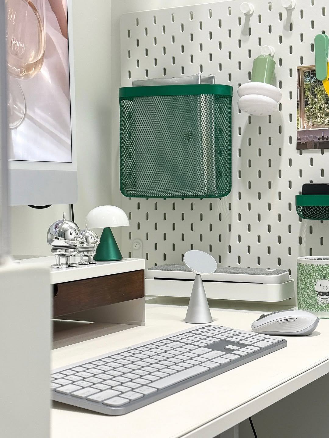 Photo shared by 혜혜홈 | 집꾸미기 • 정리수납 • 거실서재화 on September 19, 2025 tagging @hoptimistkorea, and @lyckatill._.official. May be an image of pegboard, desk, rack, office and text.