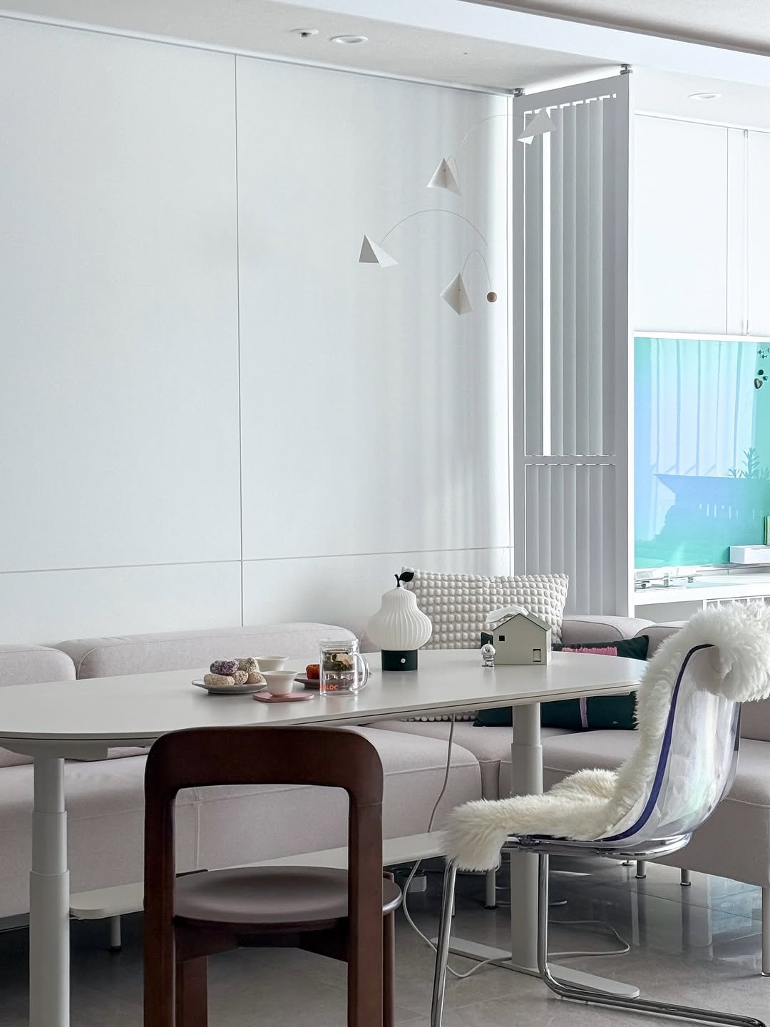 Photo shared by 혜혜홈 | 집꾸미기 • 정리수납 • 거실서재화 on February 18, 2026 tagging @casttini_murano. May be an image of table, lighting, armchair, dining table, indoors, sliding door and text.