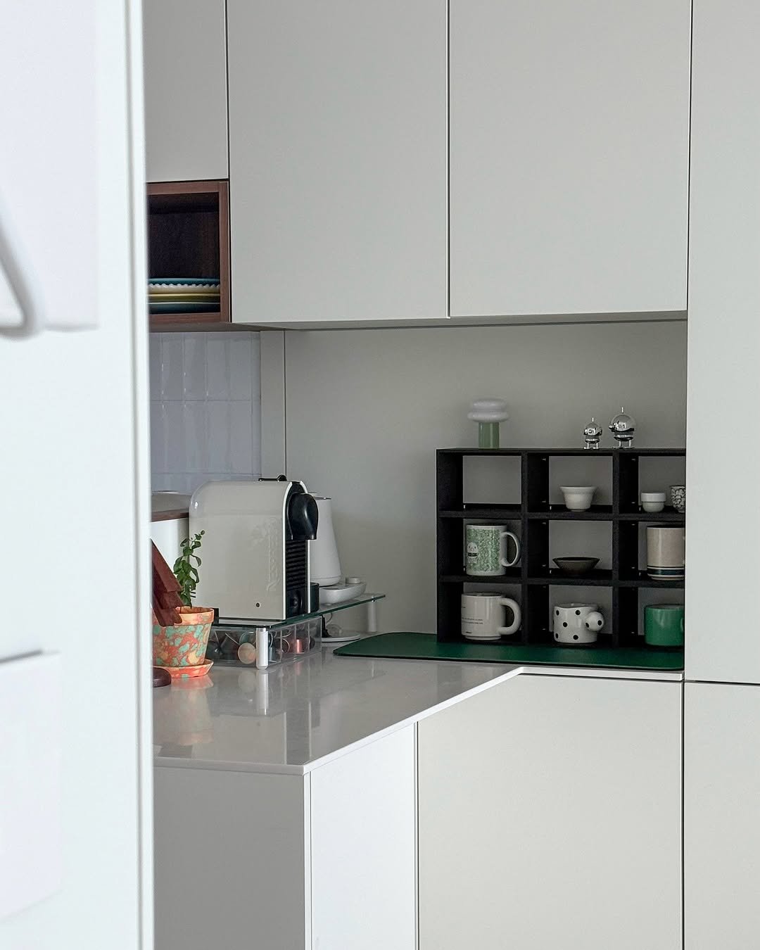 Photo shared by 혜혜홈 | 집꾸미기 • 정리수납 • 거실서재화 on September 04, 2025 tagging @hoptimistkorea. May be an image of cabinet, countertop, kitchen appliance, indoors, kitchen and text.