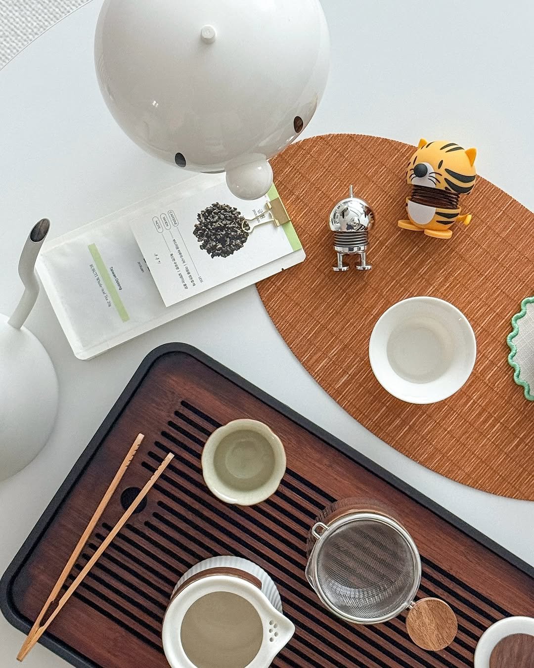 Photo shared by 혜혜홈 | 집꾸미기 • 정리수납 • 거실서재화 on September 24, 2025 tagging @bubuti_official, and @hoptimistkorea. May be an image of tea maker, coffee cup, saucer, chopsticks, teapot, teacup, chinaware, tea and text.