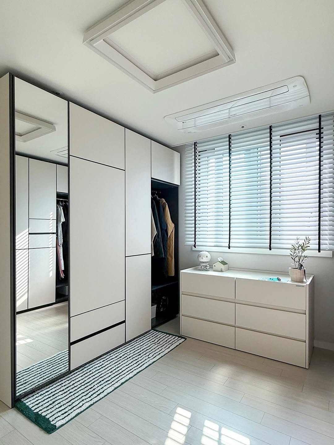 Photo shared by 혜혜홈 | 집꾸미기 • 정리수납 • 거실서재화 on November 02, 2025 tagging @layerofficial.kr. May be an image of sink, towel rack, wash basin, indoors, bedroom, sliding door and text.