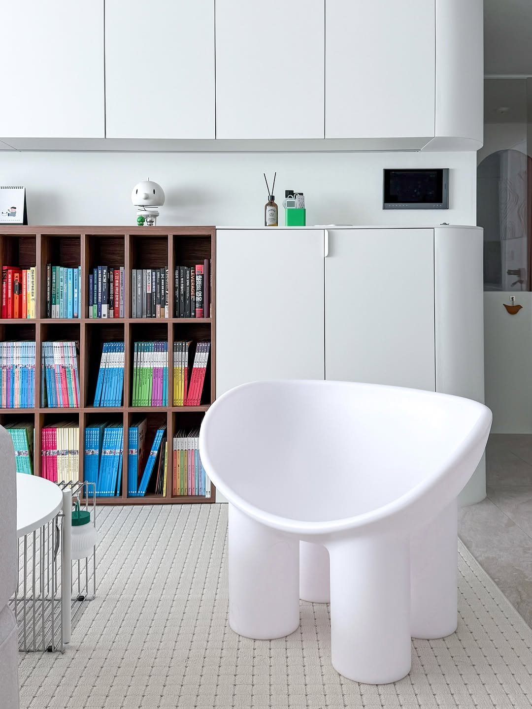 Photo shared by 혜혜홈 | 집꾸미기 • 정리수납 • 거실서재화 on February 03, 2026 tagging @bestliving_furniture. May be an image of sink, furniture, indoors and text.