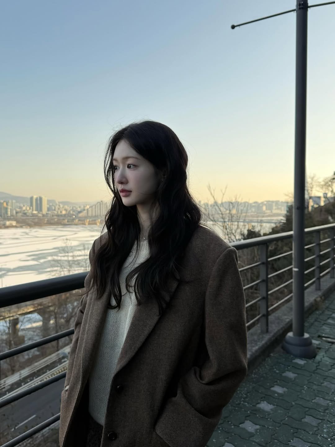 Photo by 조혜주 on January 29, 2026. May be an image of one or more people, overcoat, duffle coat, turtleneck and text.