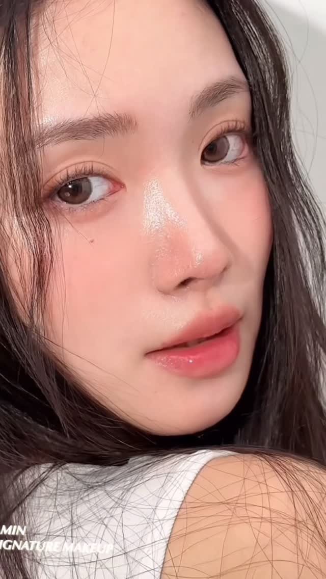 hyejungmin7 게시물 이미지: #아민스타일 #데일리메이크업

고급미 럭스

맑은 피부와 배이지코럴 무드로 부드럽고...