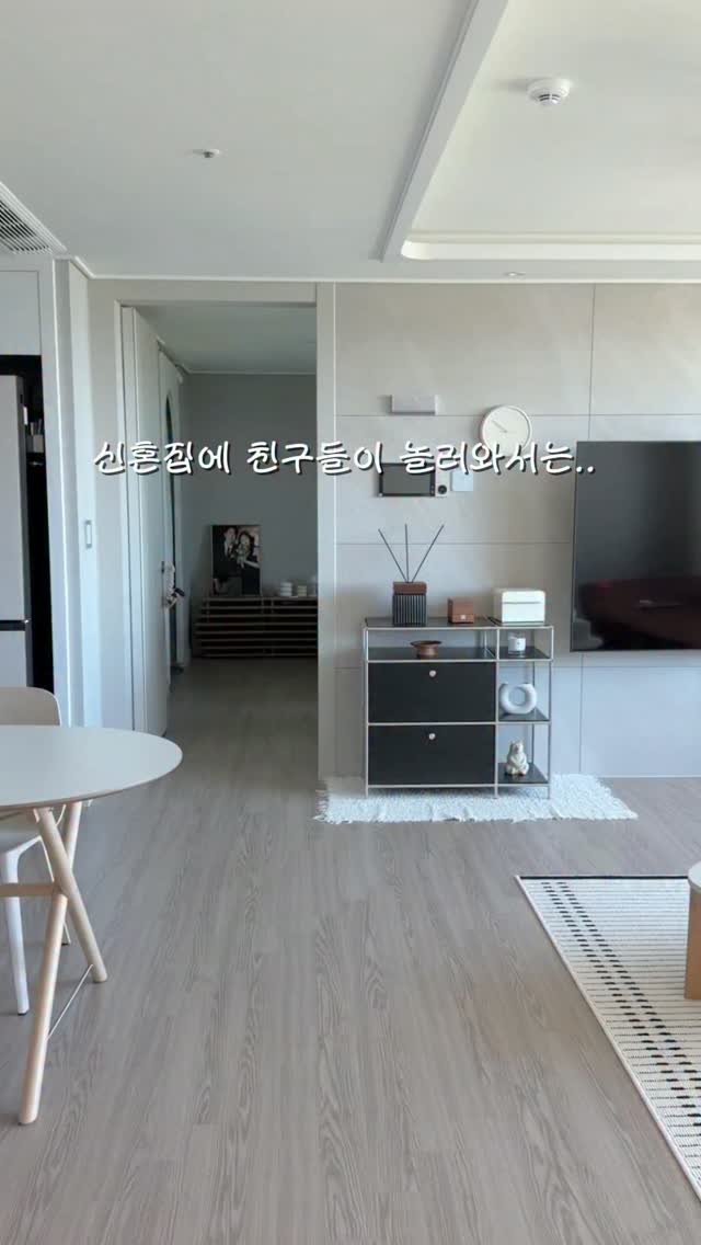 hyel_room 게시물 이미지: 친구들이 집에 놀러 오면 가구 하나하나 예쁘다고 구경하다가
마지막엔 꼭 이걸...