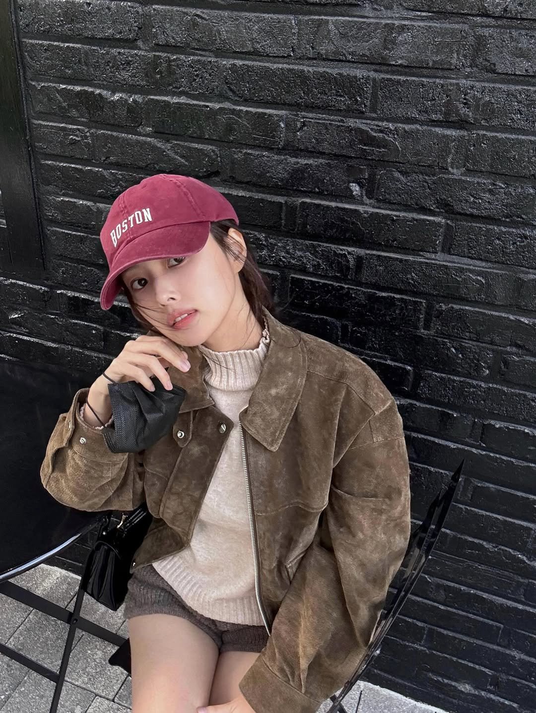 Photo by 강혜원 Kang hyewon on October 16, 2025. May be an image of duffle coat, hat, jacket, beret, top, parka and text.