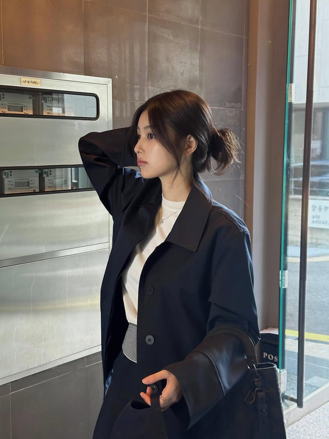 Photo by 강혜원 Kang hyewon on October 03, 2025. May be an image of one or more people, hair, duffle coat, overcoat, top, parka, jacket and blazer.
