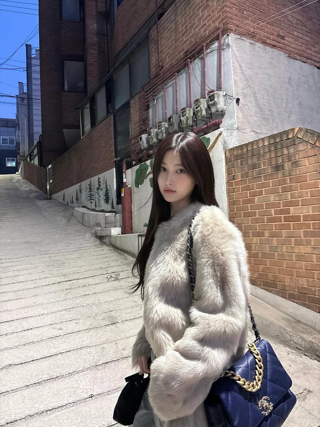 Photo by 강혜원 Kang hyewon on December 25, 2025. May be an image of duffle coat, sable coat, goosedown coat, purse, parka and text.