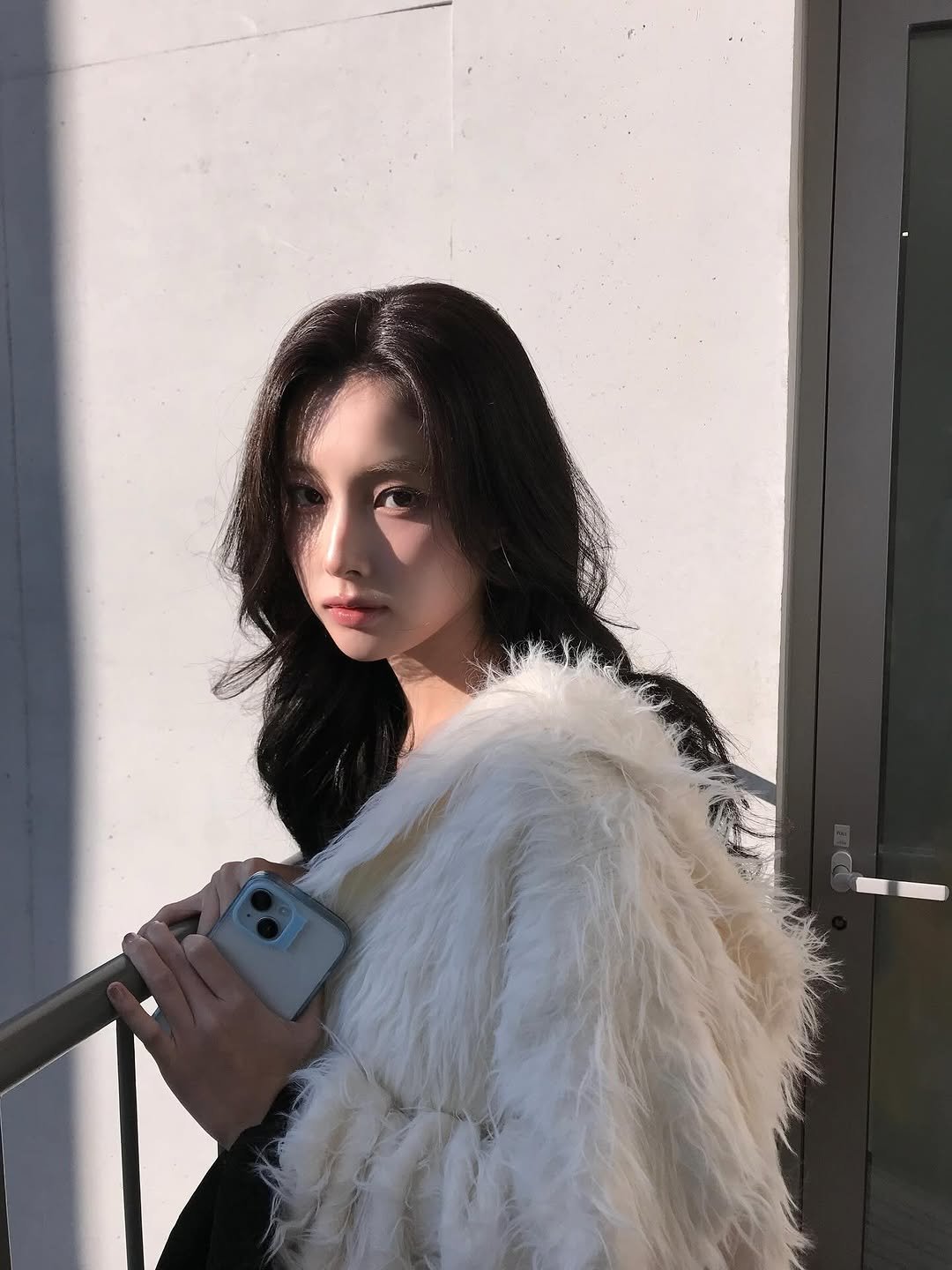 Photo by 강혜원 Kang hyewon on November 09, 2025. May be an image of one or more people, hair, sable coat, duffle coat, overcoat, goosedown coat, parka, white lily and text.