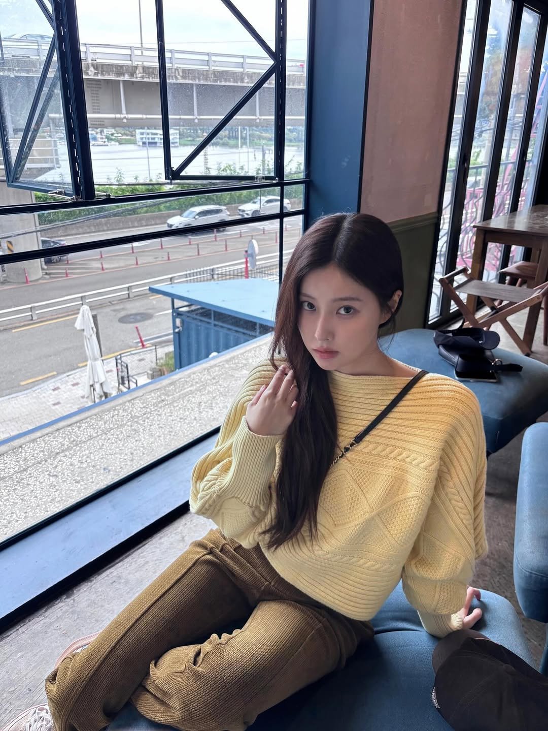 Photo by 강혜원 Kang hyewon on October 22, 2025. May be an image of one or more people, hair, sweatpants, knit, top, turtleneck and text.