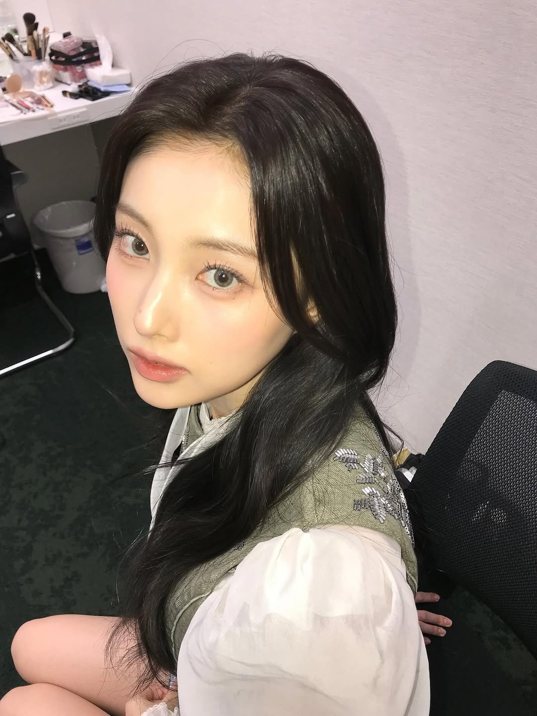 Photo by 강혜원 Kang hyewon on December 17, 2025. May be an image of one or more people, braids and text.