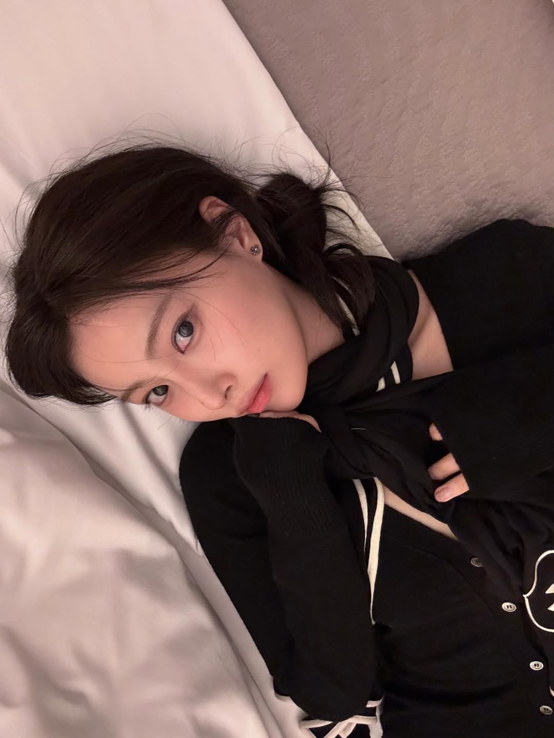 Photo by 강혜원 Kang hyewon on January 02, 2026. May be an image of one or more people, hair, sleepwear, turtleneck, bath robe, top and text.