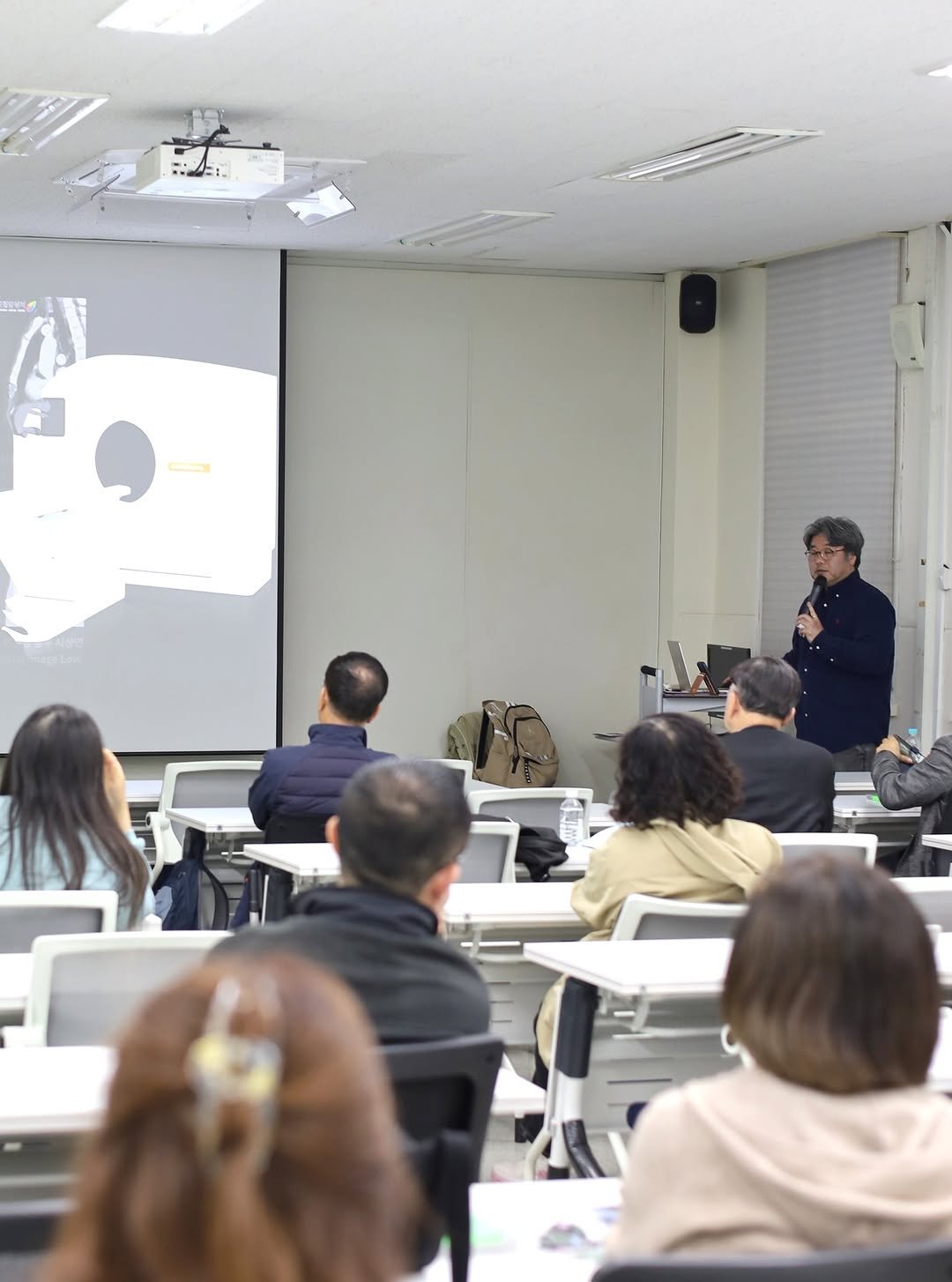 Photo by 현암사 on April 26, 2026. May be an image of one or more people, people studying, bureau and text.