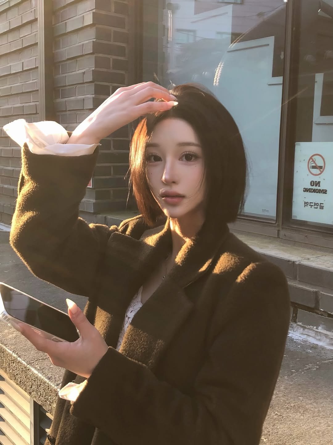 Photo by 이혜원 on March 08, 2026. May be an image of one or more people, hair, makeup, duffle coat, overcoat, parka, turtleneck and text.