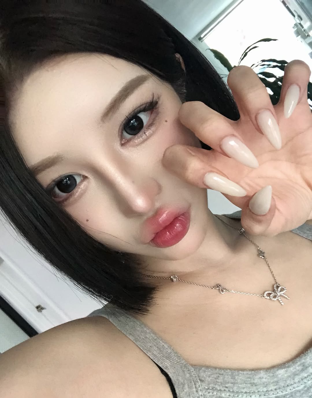 Photo by 이혜원 on February 24, 2026. May be an image of one or more people, fingernails, lipstick, makeup and text.