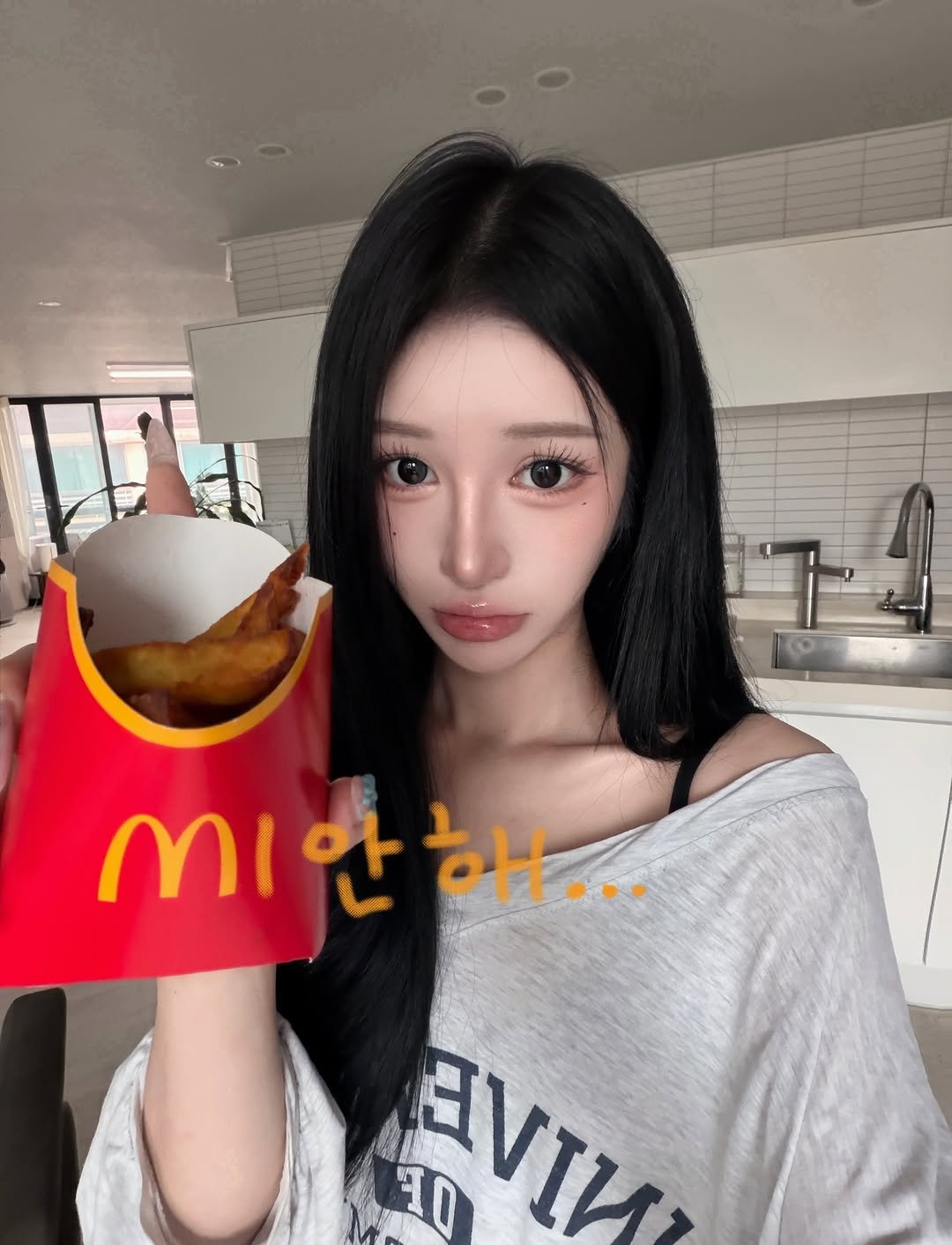 Photo by 이혜원 on March 30, 2026. May be an image of french fries and text that says 'M안 ጠ 1안해.. 안 해... T0 EVIN νи'.