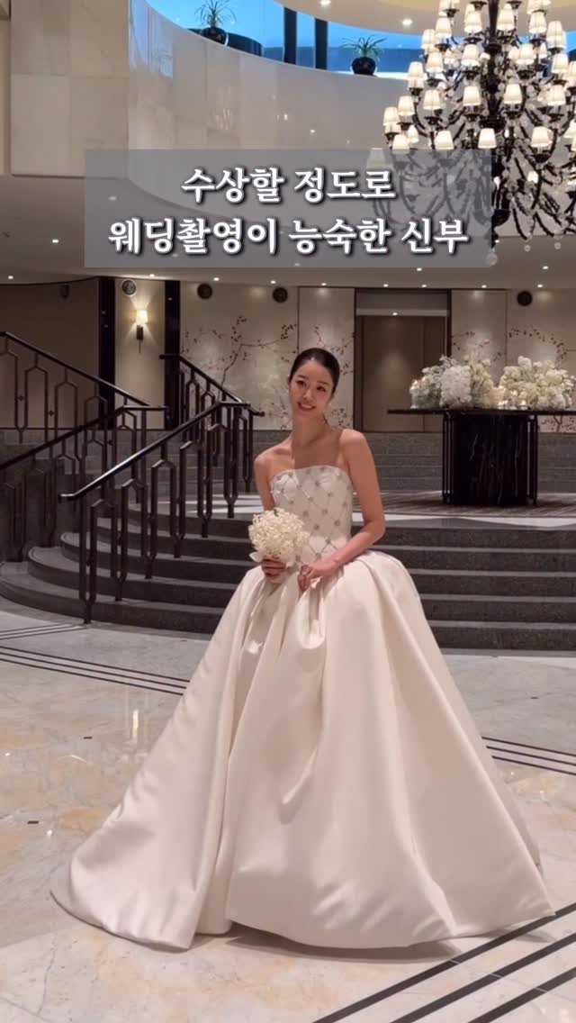 hyeranland 게시물 이미지: 럭스에서 퍼스트 끊은 나의 식전 드레스🤍
빨리 찍고 끝내고 싶은 나와 너무 씩씩해서...