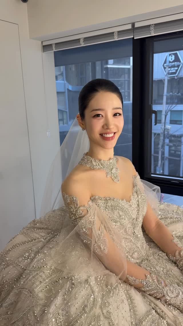 hyeranland 게시물 이미지: 드레스가 너무 화려해서 헤메는 최대한 깔끔하게🤍
개인적으로는 살이 너무 많이 빠져서...