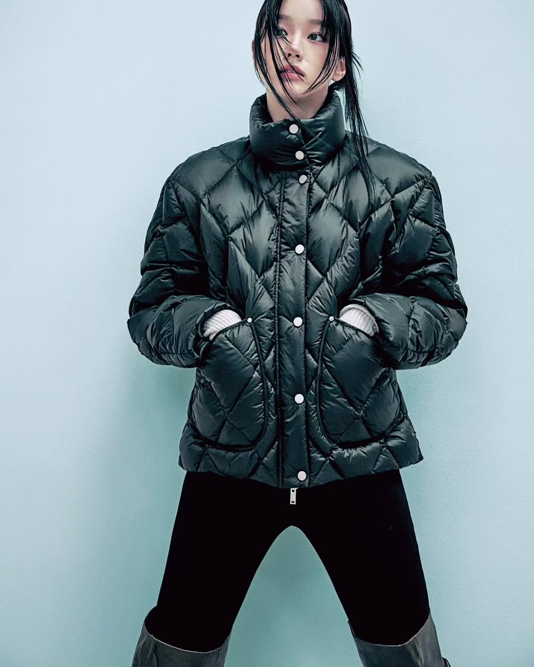 Photo by 혜리| HYERI on November 14, 2025. May be an image of one or more people, braids, fur coat, goosedown coat, duffle coat and overcoat.