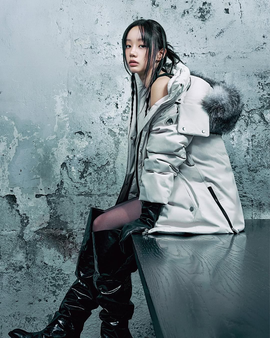 Photo shared by 혜리 on November 14, 2025 tagging @mooseknucklescanada. May be an image of one or more people, makeup, overcoat, goosedown coat, fur coat, duffle coat, boots, jacket, raincoat, parka and text.