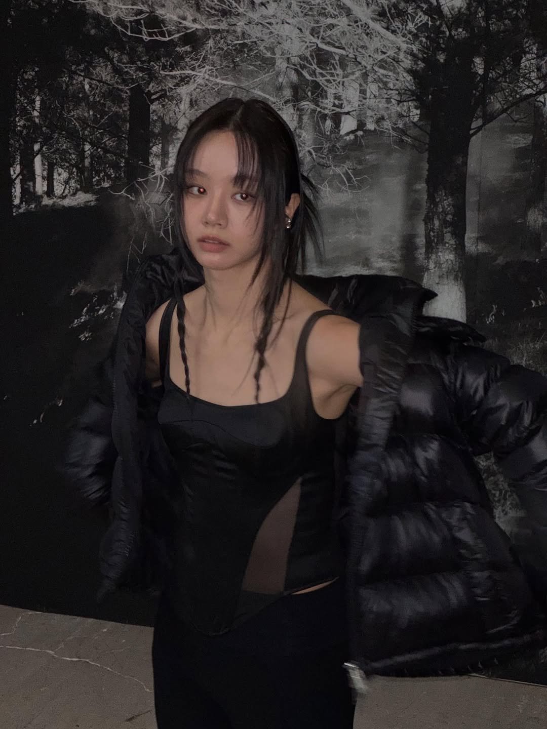 Photo shared by 혜리 on November 22, 2025 tagging @iamjiwonkim, @mooseknucklescanada, @kimheejune, @mehongsil, and @aluu_silverjean. May be an image of goosedown coat, parka and text.