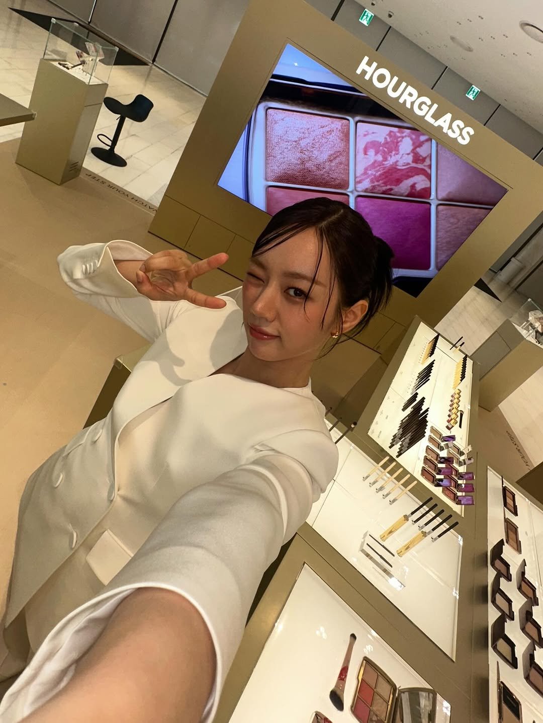 Photo by 혜리 on October 24, 2025. May be a selfie of one or more people, lipstick, makeup and text that says 'B HOURQLUAS HOURGLASS អ00 U'.