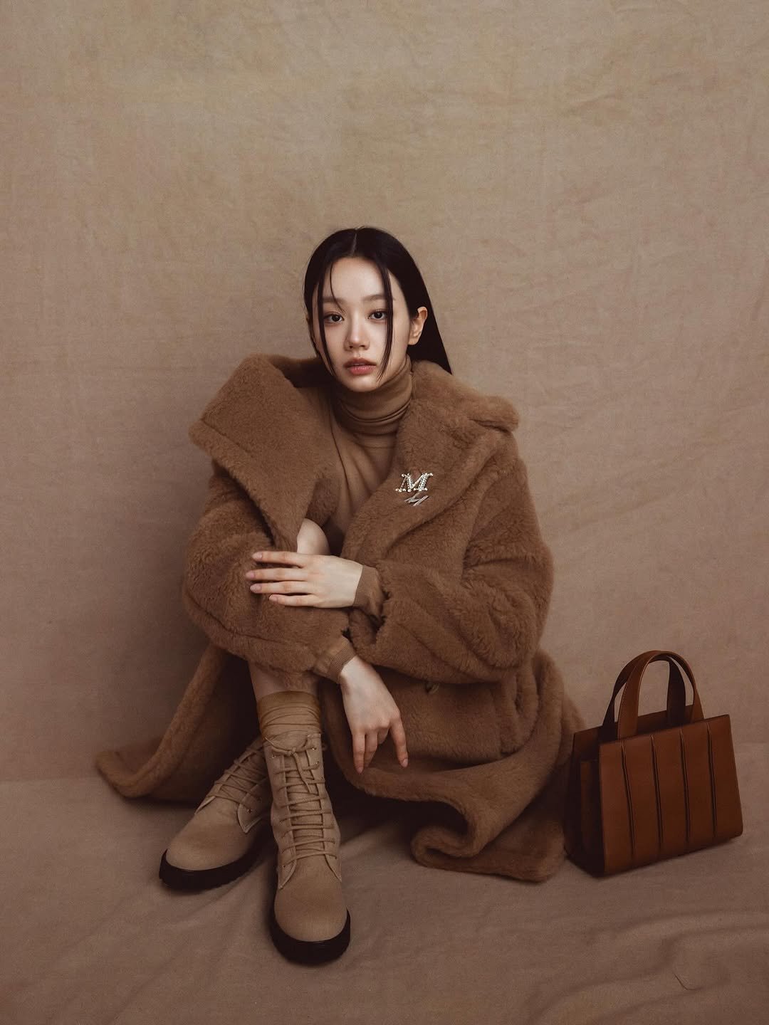 Photo shared by 혜리 on October 27, 2025 tagging @maxmara. May be an image of duffle coat, overcoat, sable coat, turtleneck, wool and text.