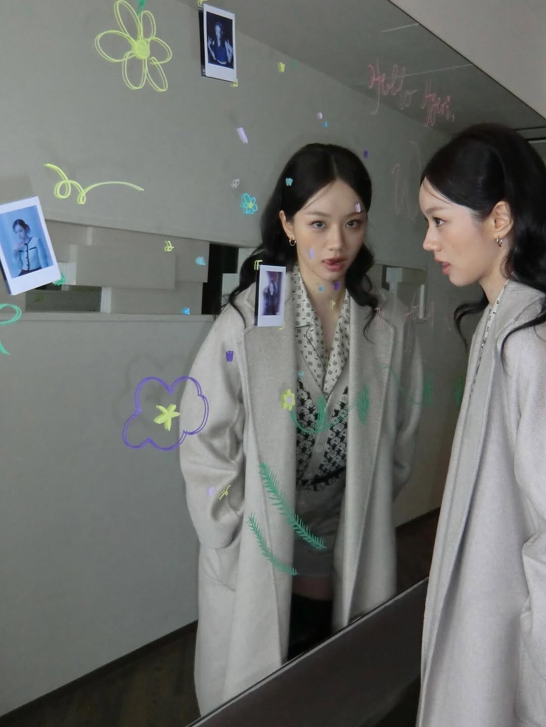 Photo shared by 혜리 on November 10, 2025 tagging @maxmara. May be an image of ‎one or more people, duffle coat, overcoat, mirror and ‎text that says '‎出 مم ው D‎'‎‎.