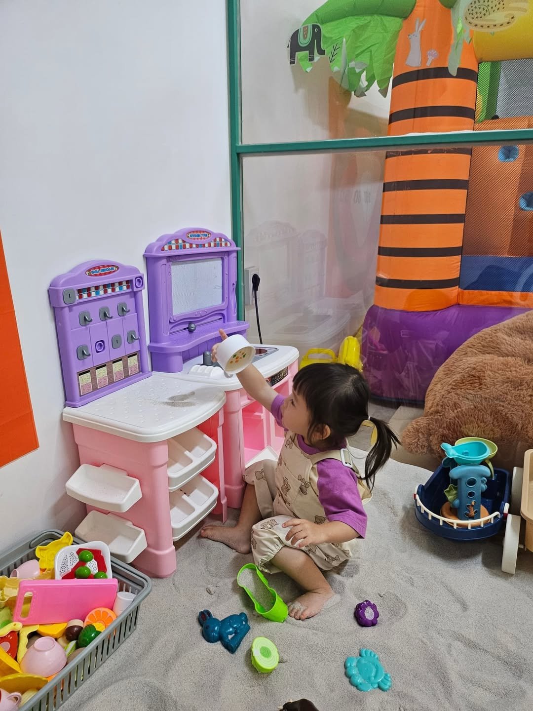 Photo by 소소한 살림을 좋아하는 주부 on August 10, 2025. May be an image of 1 person, baby, playpen, doll, dollhouse, lego and text.