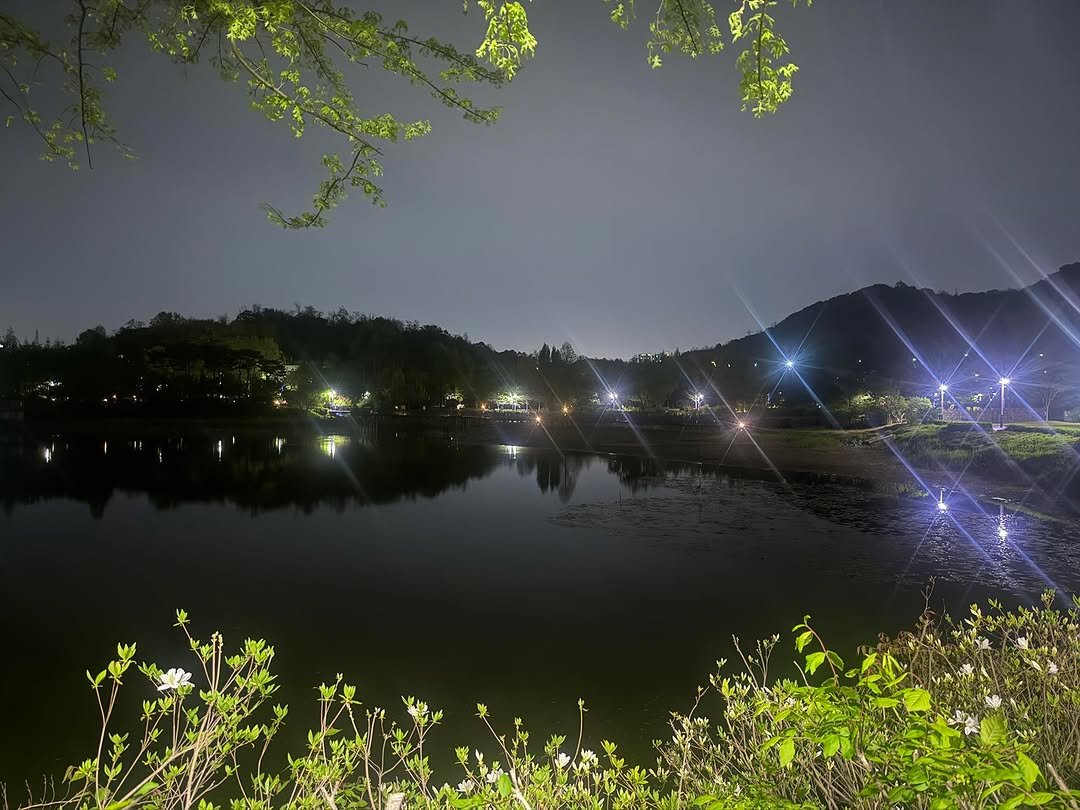 Photo by 도서출판 혜윰터/1인출판사/책/문화 on April 21, 2026. May be an image of lake, twilight, night and text.