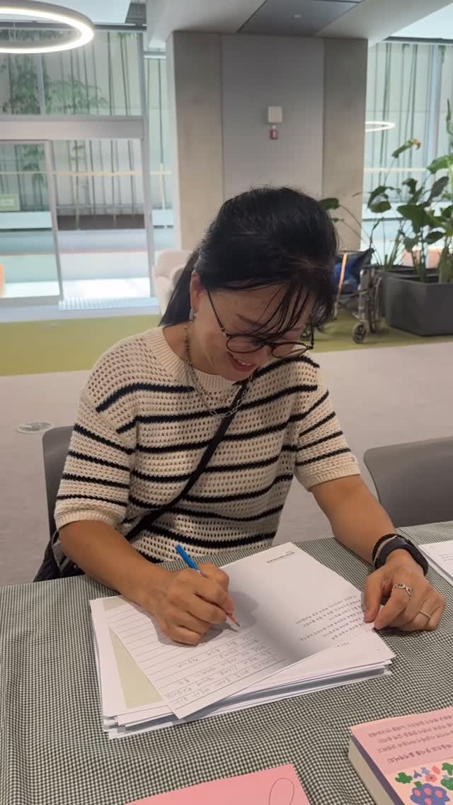 hyeumteo 게시물 이미지: .
일필휘지로 글을 쓰시는 것 같아요. 
잠시 체험단이 없는 틈을 타서 세나북스...