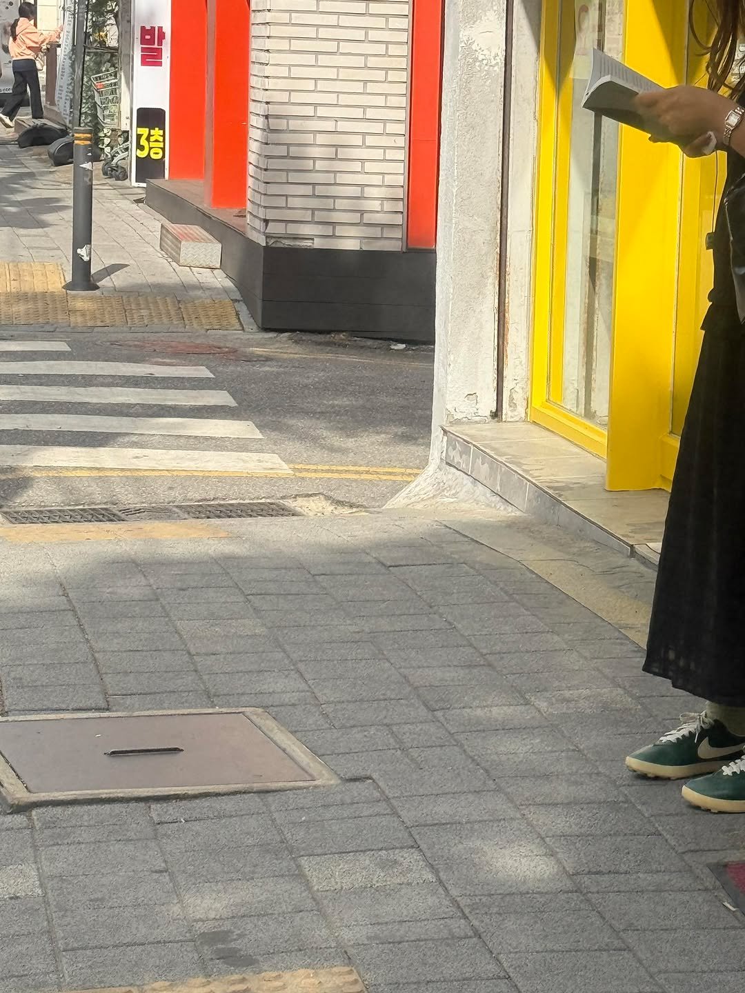 Photo by 도서출판 혜윰터/1인출판사/책/문화 on April 16, 2026. May be an image of one or more people, street and text.