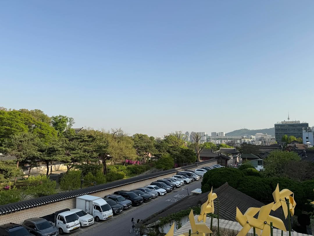 Photo by 도서출판 혜윰터/1인출판사/책/문화 on April 22, 2026. May be an image of buildings, outdoors and text.