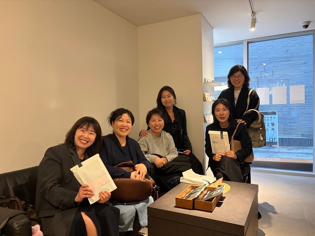 Photo shared by 도서출판 혜윰터/1인출판사/책/문화 on April 27, 2026 tagging @park_youngyun, @inny_lookbook, @maya.booknote, @namebooks_, and @aanwriting. May be an image of one or more people, office and text.