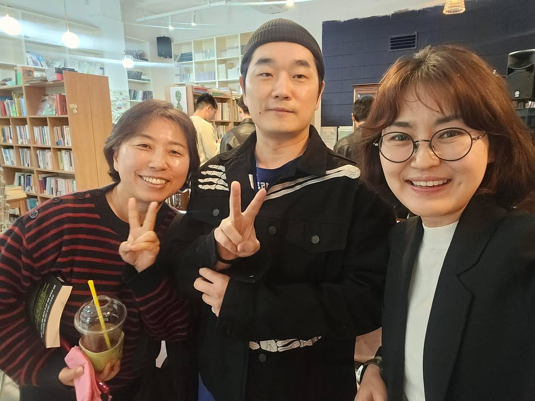 Photo by 도서출판 혜윰터/1인출판사/책/문화 on April 17, 2026. May be an image of one or more people, book and text.