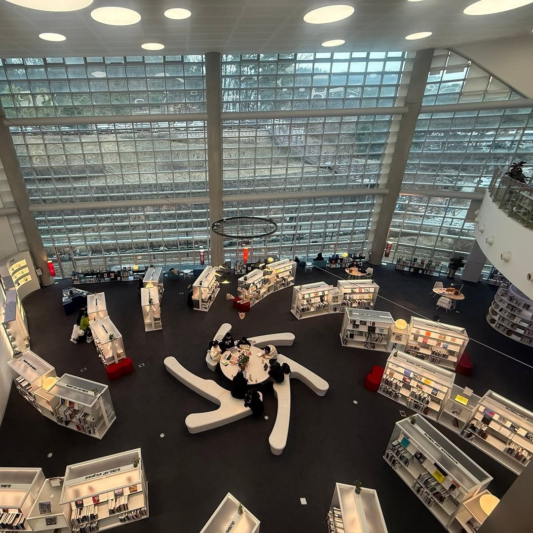 Photo by 도서출판 혜윰터/1인출판사/책/문화 on December 29, 2025. May be an image of lego, terminal and text.