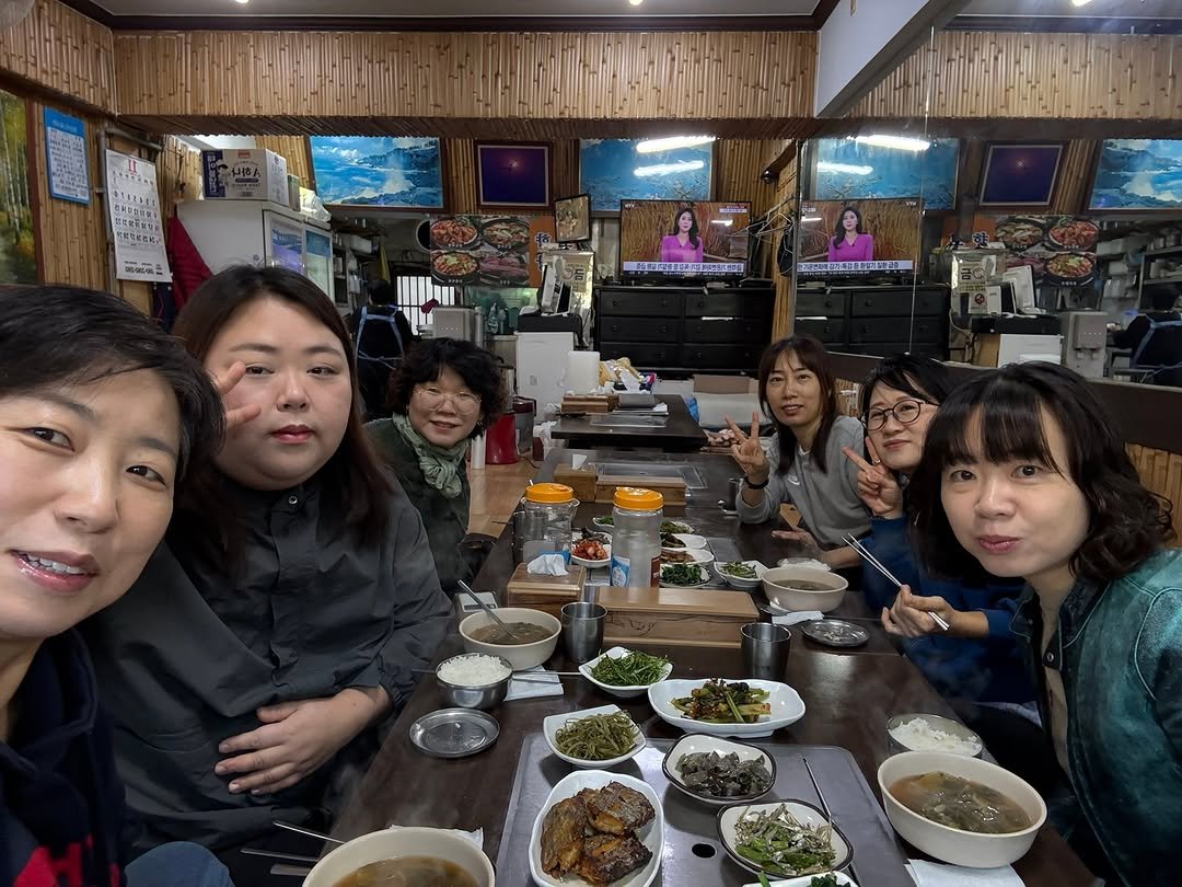 Photo by 도서출판 혜윰터/1인출판사/책/문화 on November 02, 2025. May be an image of one or more people and text.