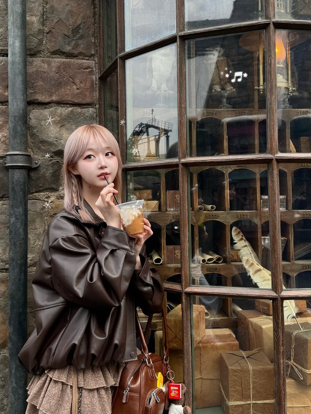 Photo by 혜찌 on April 19, 2026. May be an image of duffle coat, overcoat, parka, raincoat and text.