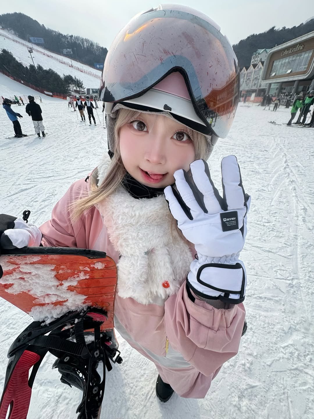 Photo by 혜찌 on February 13, 2026. May be an image of snowboarding, parka, snowsuit, face mask and ski slope.
