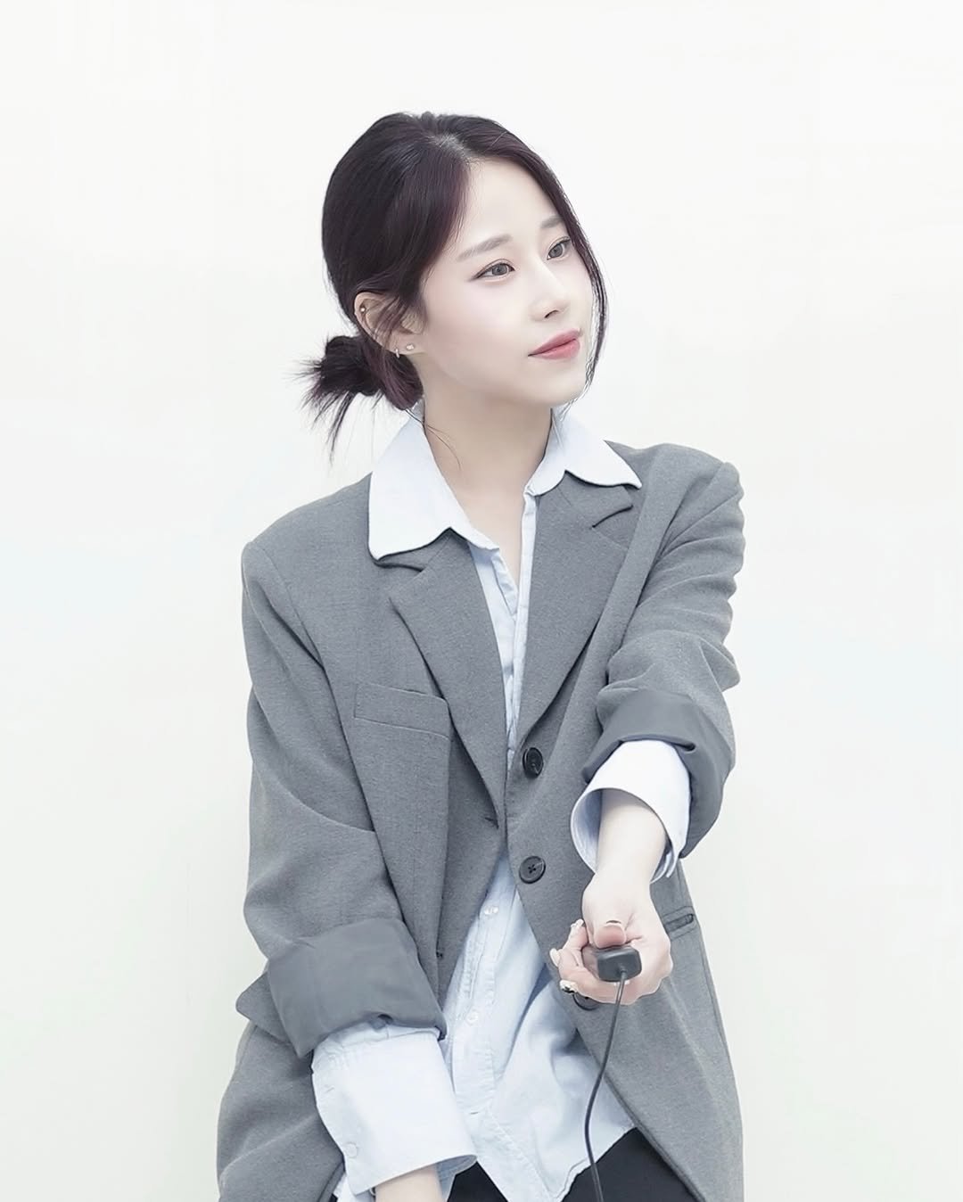 Photo by 김현서 on March 14, 2026. May be an image of one or more people, hair, duffle coat, overcoat, blazer, suit, top and text.