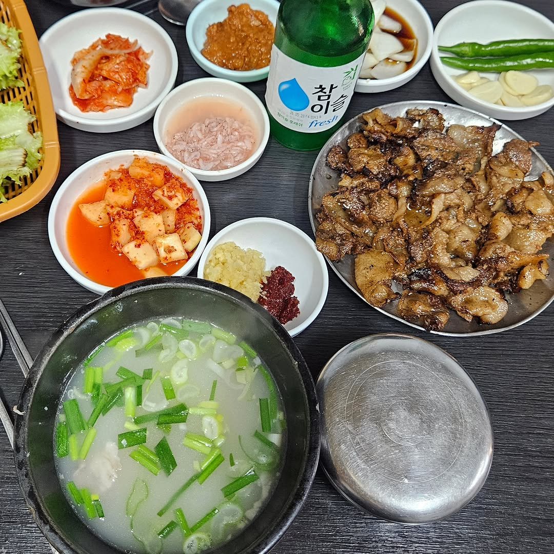 hyo_jsj 게시물 이미지: 😄
단골식당 휴무, 정화네하우스 웨이팅

선택지가 없네,

석쇠불고기 시키니...