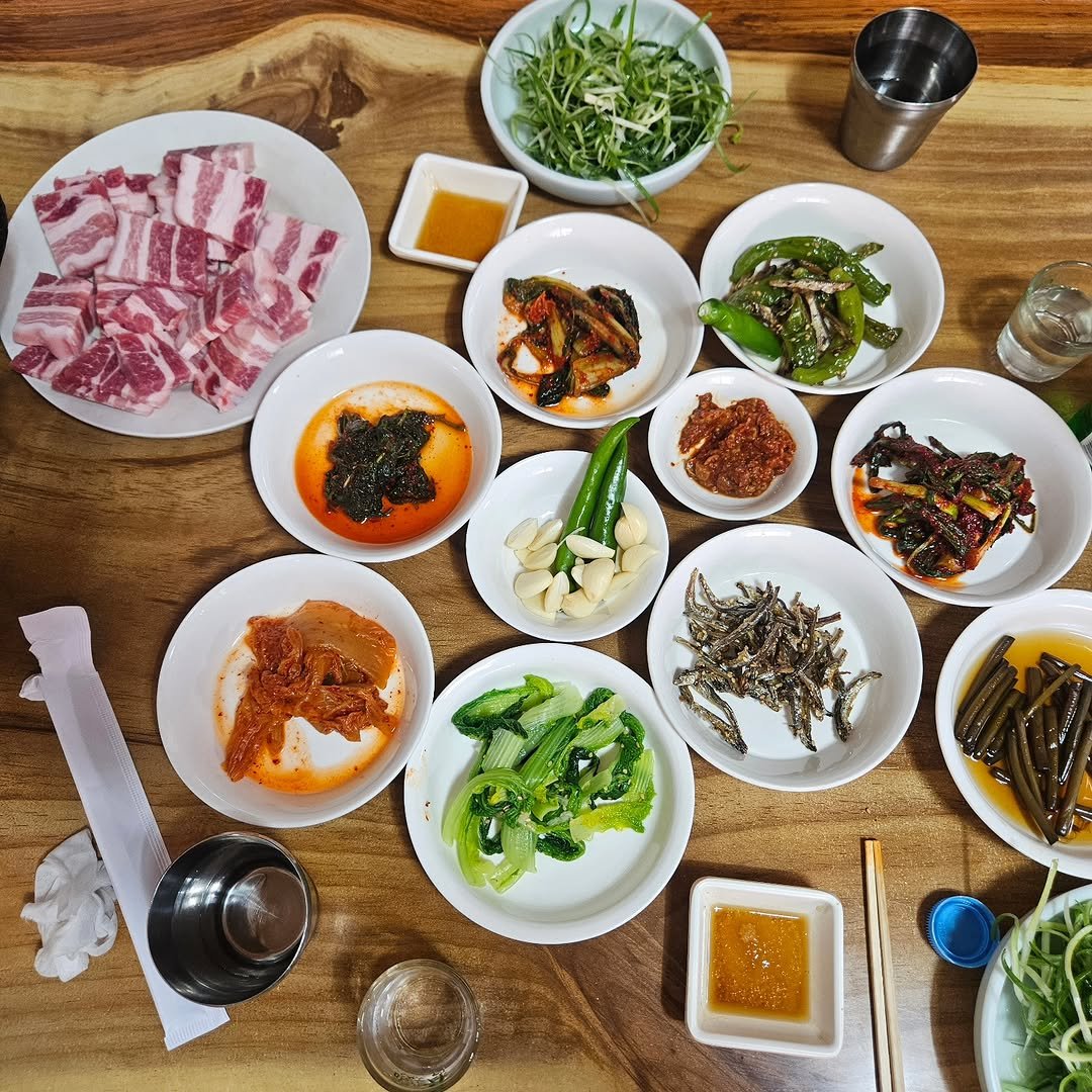 hyo_jsj 게시물 이미지: ✔️
뭐든 안변했음좋겠다,

삼겹3 소주2  40분째 먹고있으니 약속이있단다...