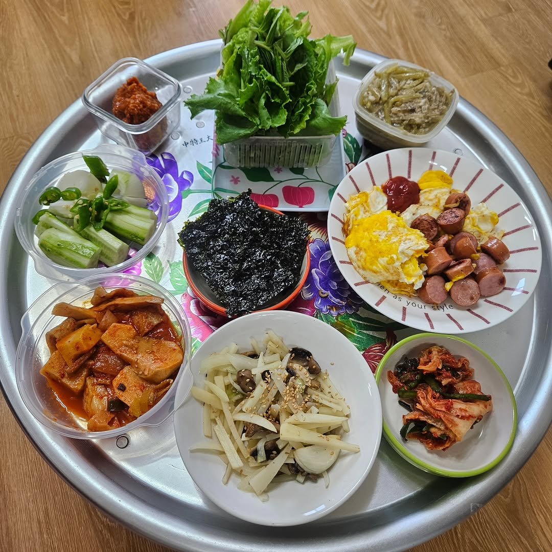 hyo_jsj 게시물 이미지: 🍚
남들 하루세끼 먹을때, 나는 하루 두끼먹는데,

➡️ 집밥, 직장밥, 술도 ...