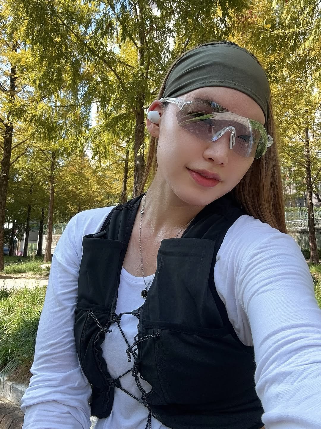 hyo_o.jin 게시물 이미지: .
공원에 앉아서 인증샷 찍을려고 켠 카메라 뒤로
이쁜 단풍보고 저절로 웃음이...