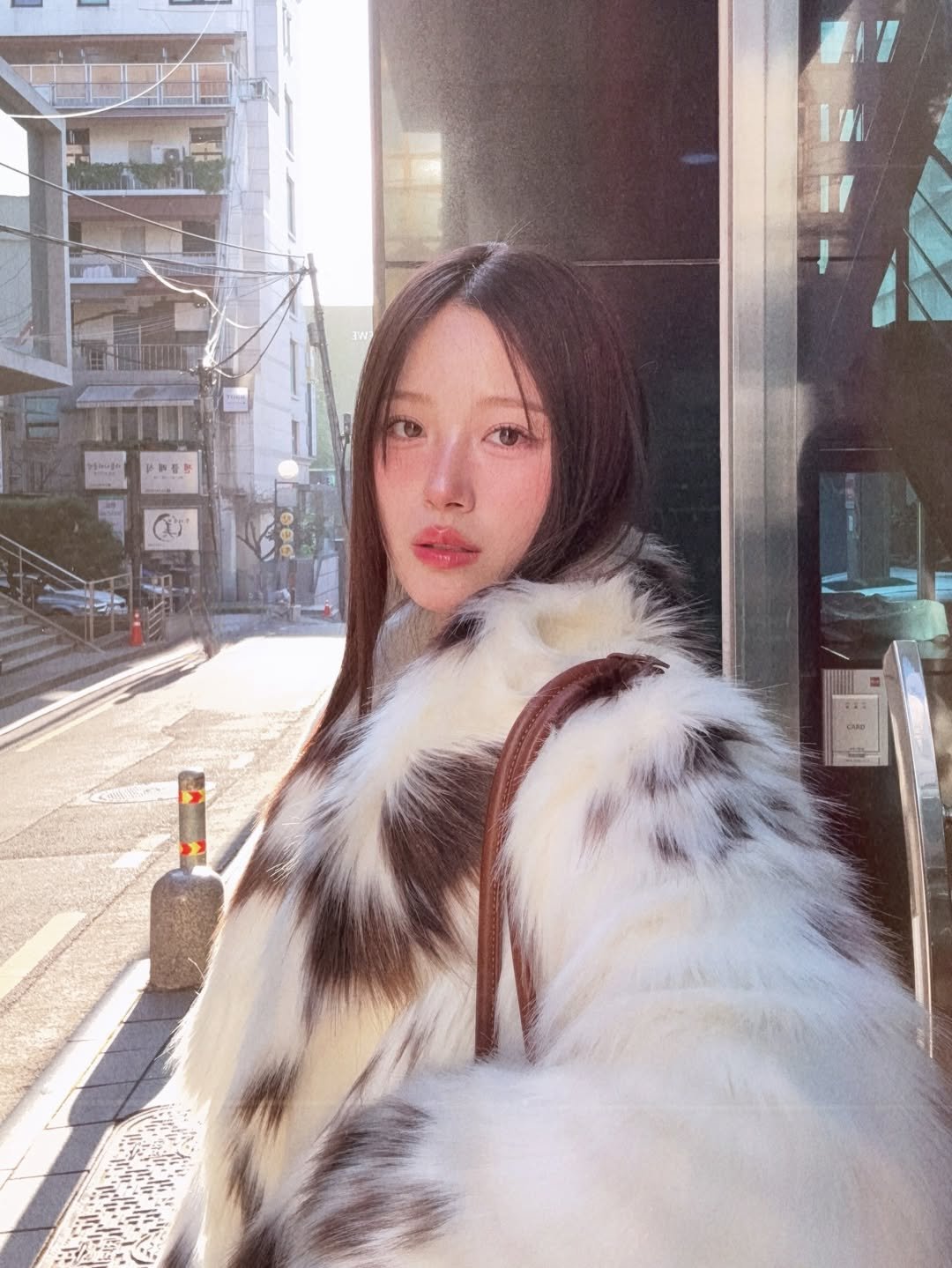 Photo by 효블리 Hyovely I 핑잘봄웜라 I 뷰티꿀팁 I 관리팁 I 요즘뷰티 I 패션템리뷰 on December 18, 2025. May be an image of one or more people, hair, duffle coat, overcoat, goosedown coat, sable coat, parka and text.